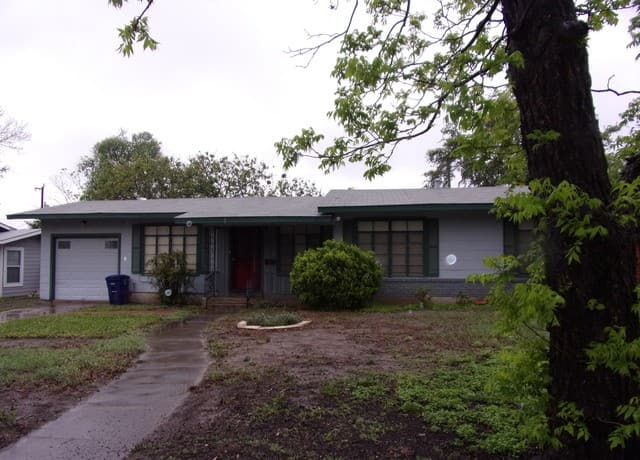 3-bedroom rental at 215 Danville Ave in San Antonio, TX — photo 2