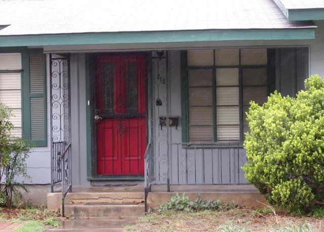 3-bedroom rental at 215 Danville Ave in San Antonio, TX — photo 3