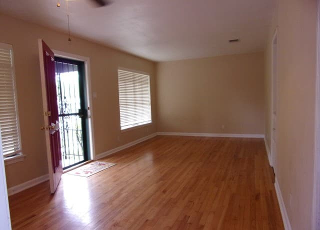 3-bedroom rental at 215 Danville Ave in San Antonio, TX — photo 4