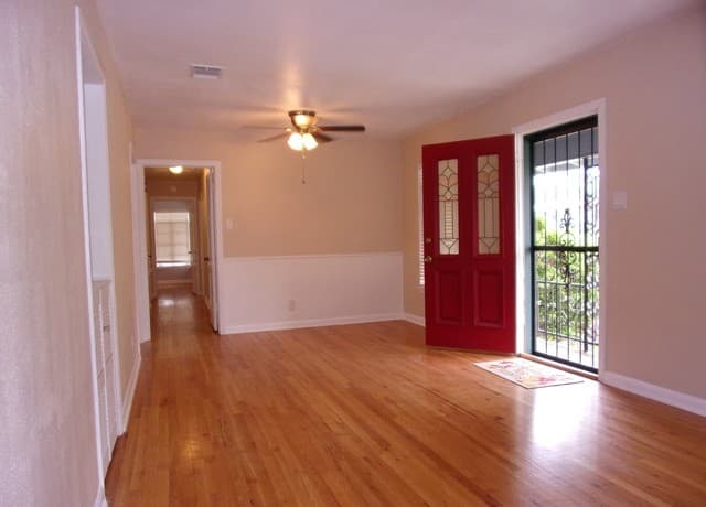 3-bedroom rental at 215 Danville Ave in San Antonio, TX — photo 5