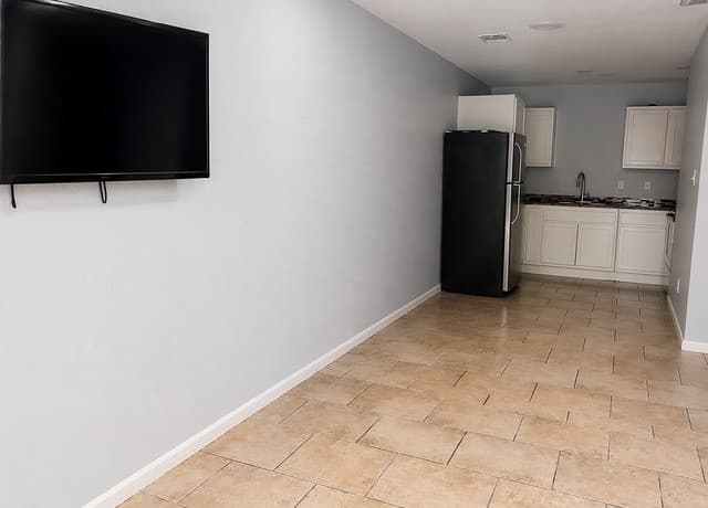 2-bedroom rental at 11110 Baywood in San Antonio, TX — photo 2