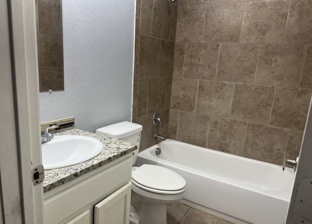 2-bedroom rental at 11110 Baywood in San Antonio, TX — photo 5