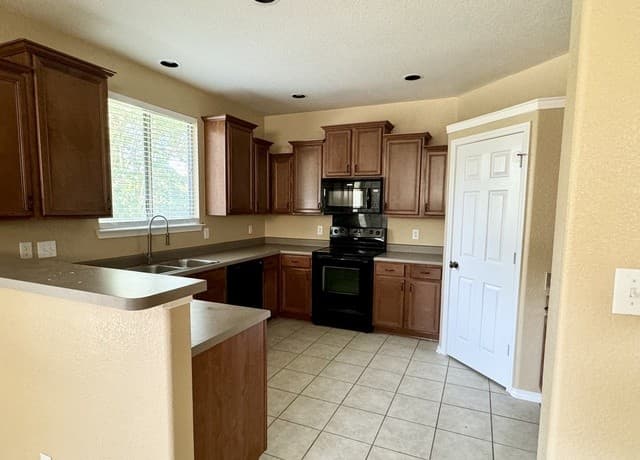 3-bedroom rental at 1218 Cresswell in San Antonio, TX — photo 5