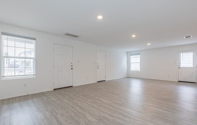 3-bedroom rental at 6562 Runaway Row in Converse, TX — photo 5