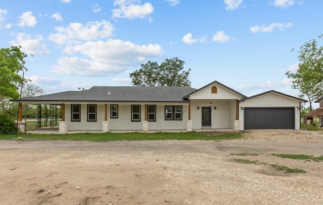 4-bedroom rental at 13515 Quintana Rd in Von Ormy, TX — photo 2
