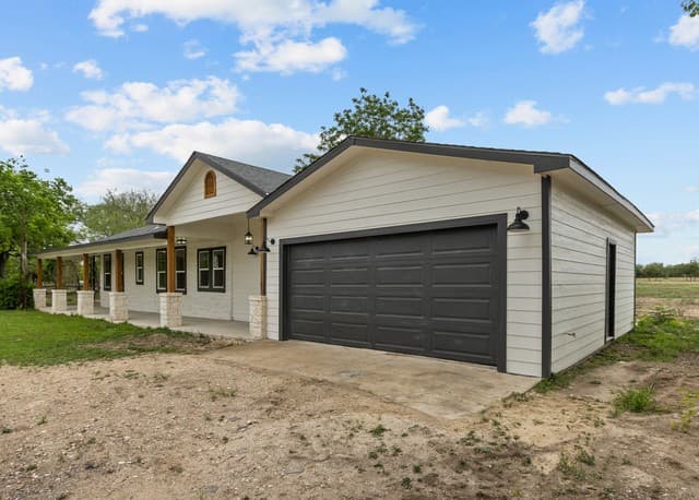 4-bedroom rental at 13515 Quintana Rd in Von Ormy, TX — photo 3