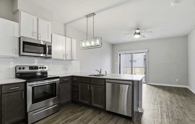 2-bedroom rental at 711 S Frio St Unit 2104 in San Antonio, TX — photo 2
