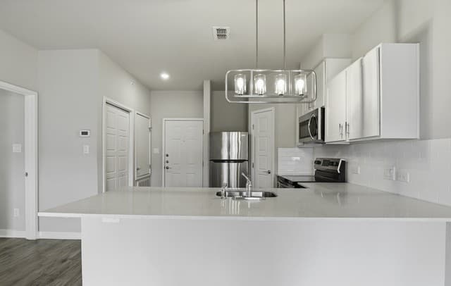 2-bedroom rental at 711 S Frio St Unit 2104 in San Antonio, TX — photo 4