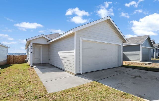 3-bedroom rental at 3707 Moon Hill Rd in Marion, TX — photo 2