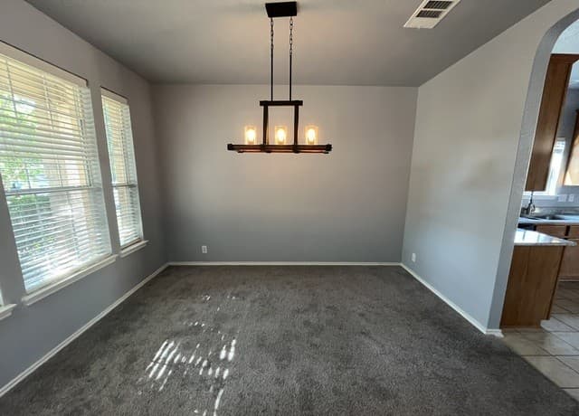 3-bedroom rental at 606 Campion Red in San Antonio, TX — photo 4