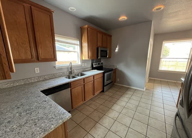 3-bedroom rental at 606 Campion Red in San Antonio, TX — photo 5