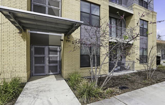 2-bedroom rental at 711 S Frio Unit 2303 in San Antonio, TX — photo 2