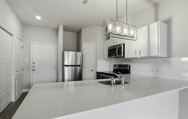 2-bedroom rental at 711 S Frio Unit 2303 in San Antonio, TX — photo 4