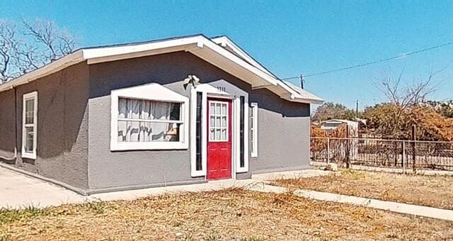 4-bedroom rental at 1211 Lee Hall Unit 1 in San Antonio, TX — photo 2