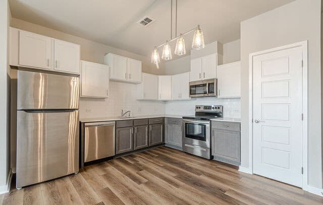 2-bedroom rental at 711 S Frio Unit 1301 in San Antonio, TX — photo 2