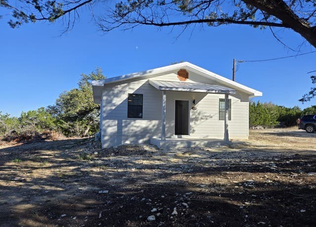 2-bedroom rental at 154 Hopi Trl in Bandera, TX — photo 2