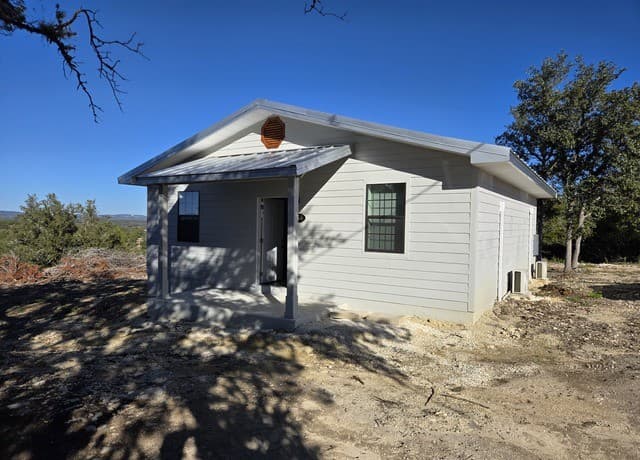 2-bedroom rental at 154 Hopi Trl in Bandera, TX — photo 3