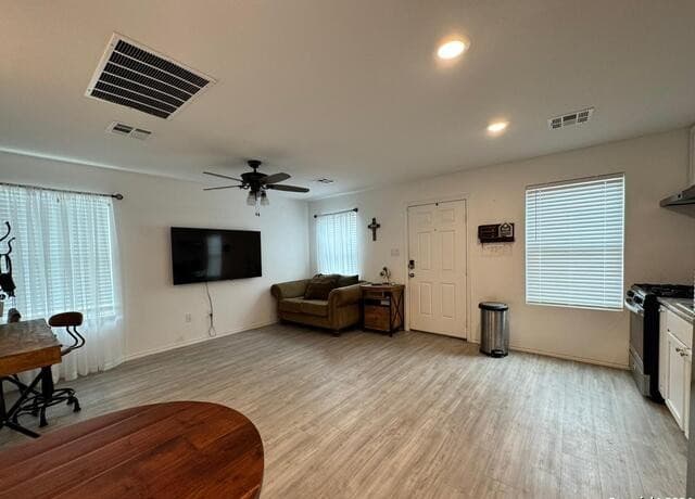 2-bedroom rental at 13918 Llama Pl in San Antonio, TX — photo 3