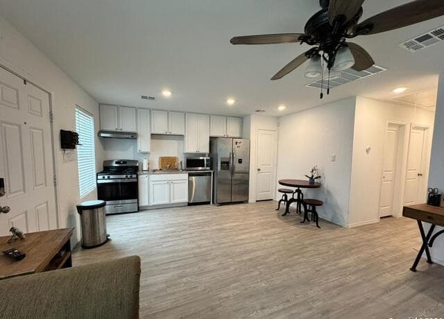 2-bedroom rental at 13918 Llama Pl in San Antonio, TX — photo 5