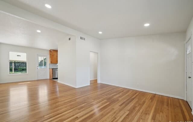 4-bedroom rental at 407 Haverford Dr in San Antonio, TX — photo 4