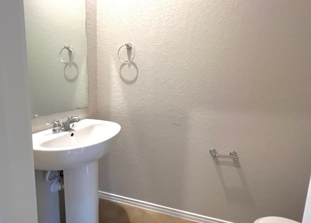 3-bedroom rental at 7926 Dial Ike Dr Unit 301 in San Antonio, TX — photo 4