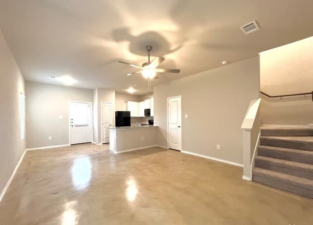 3-bedroom rental at 7926 Dial Ike Dr Unit 301 in San Antonio, TX — photo 5
