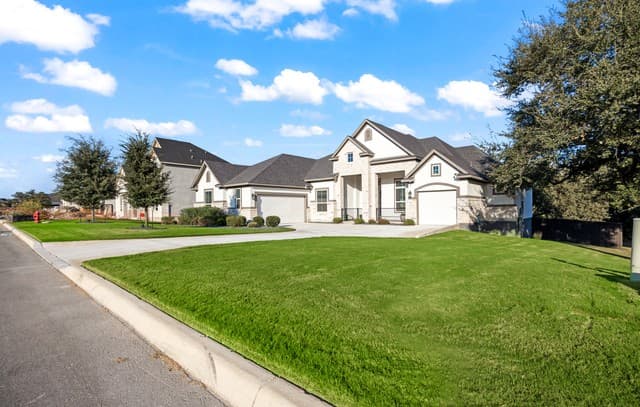4-bedroom rental at 571 Englewood Ln in Castroville, TX — photo 3
