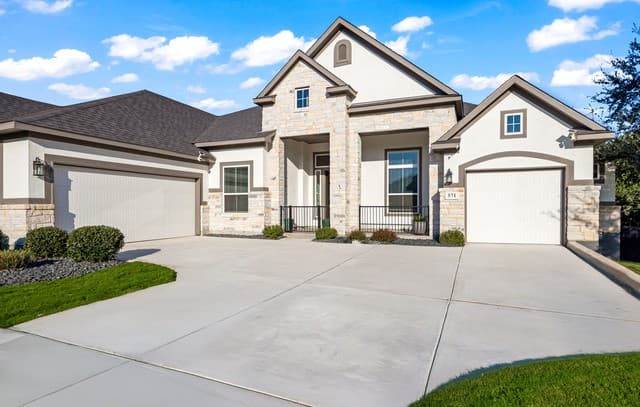 4-bedroom rental at 571 Englewood Ln in Castroville, TX — photo 4