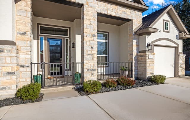 4-bedroom rental at 571 Englewood Ln in Castroville, TX — photo 5