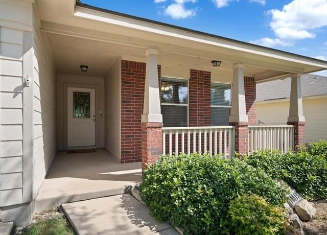 4-bedroom rental at 10015 Red Iron Crk in Converse, TX — photo 2