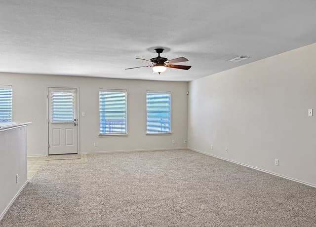 4-bedroom rental at 10015 Red Iron Crk in Converse, TX — photo 3