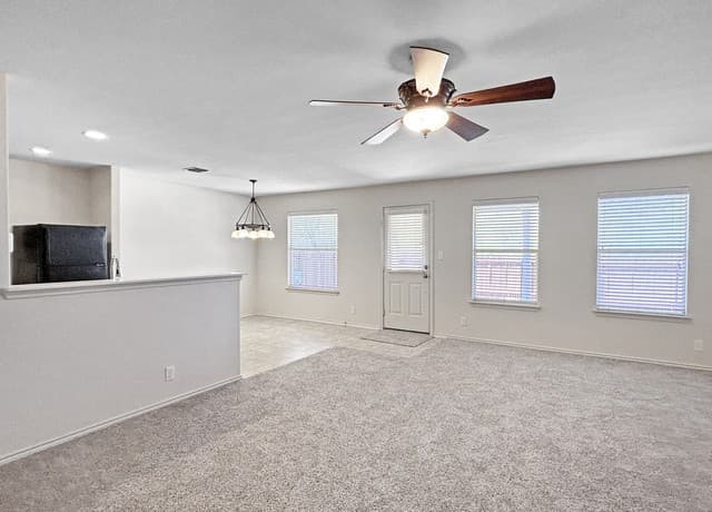 4-bedroom rental at 10015 Red Iron Crk in Converse, TX — photo 4