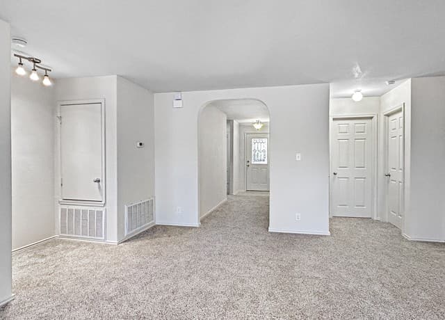 4-bedroom rental at 10015 Red Iron Crk in Converse, TX — photo 5