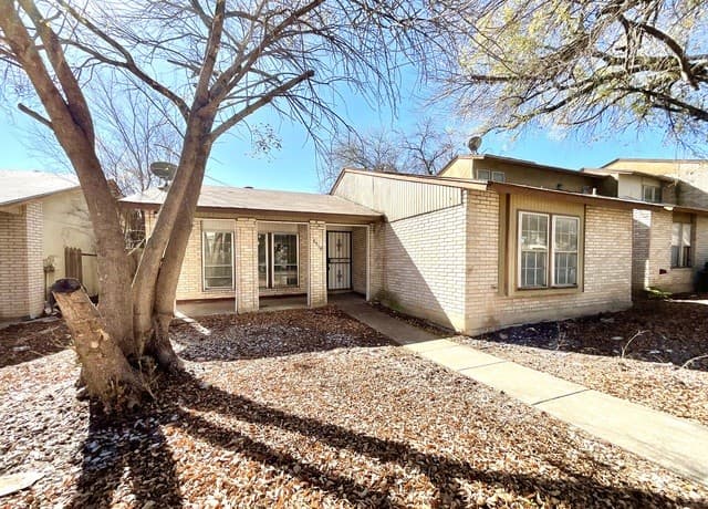 3-bedroom rental at 6918 Stockport in San Antonio, TX — photo 2