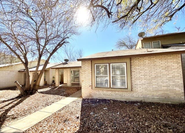 3-bedroom rental at 6918 Stockport in San Antonio, TX — photo 3