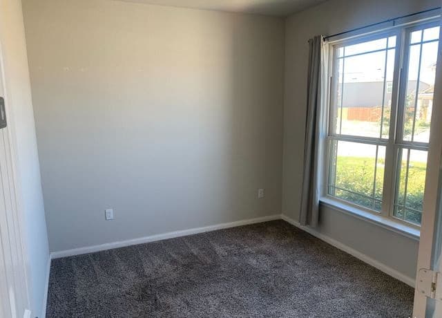 4-bedroom rental at 6814 Hibiscus Fls in San Antonio, TX — photo 2