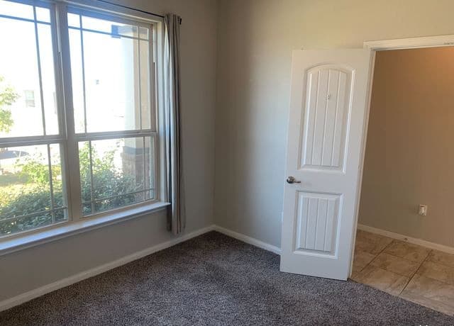 4-bedroom rental at 6814 Hibiscus Fls in San Antonio, TX — photo 3