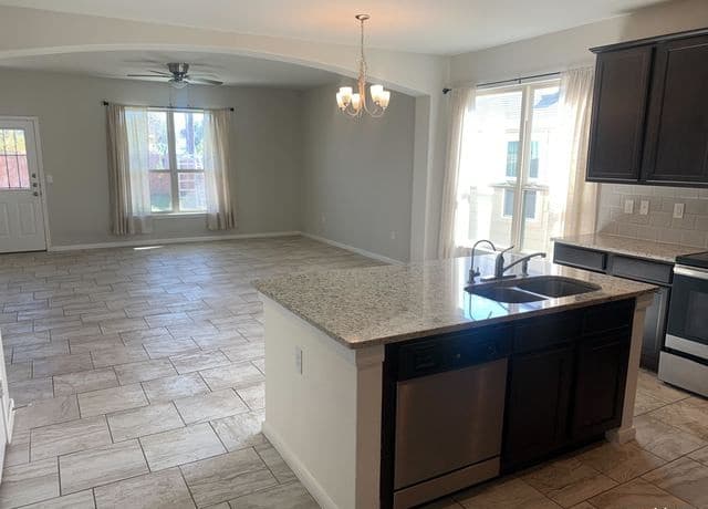 4-bedroom rental at 6814 Hibiscus Fls in San Antonio, TX — photo 4