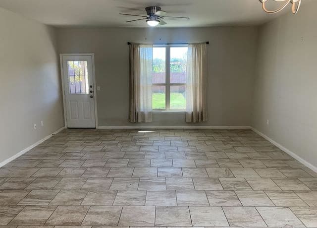 4-bedroom rental at 6814 Hibiscus Fls in San Antonio, TX — photo 5