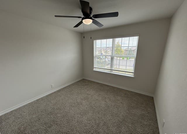 3-bedroom rental at 9643 Salers Springs in San Antonio, TX — photo 4