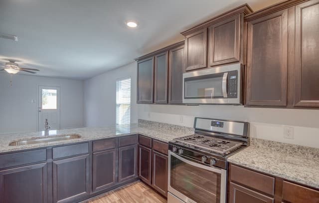 3-bedroom rental at 3055 Jackson Smt in Converse, TX — photo 5
