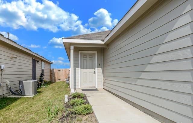 3-bedroom rental at 13723 Bucket Way in San Antonio, TX — photo 2