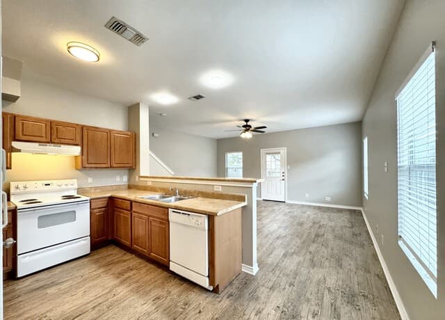 3-bedroom rental at 7802 Kingsbury Wood Unit 1 in San Antonio, TX — photo 3