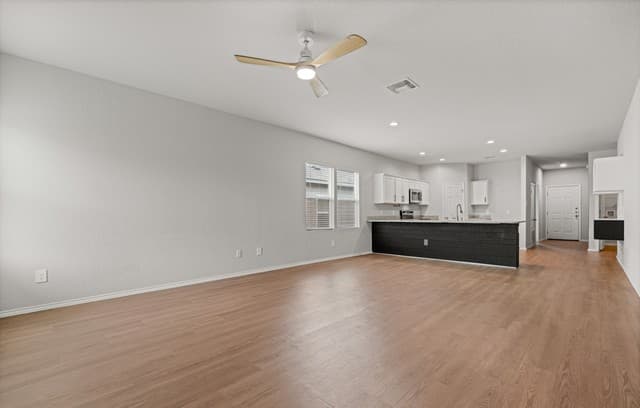 4-bedroom rental at 14606 Hackamore Way in Elmendorf, TX — photo 5