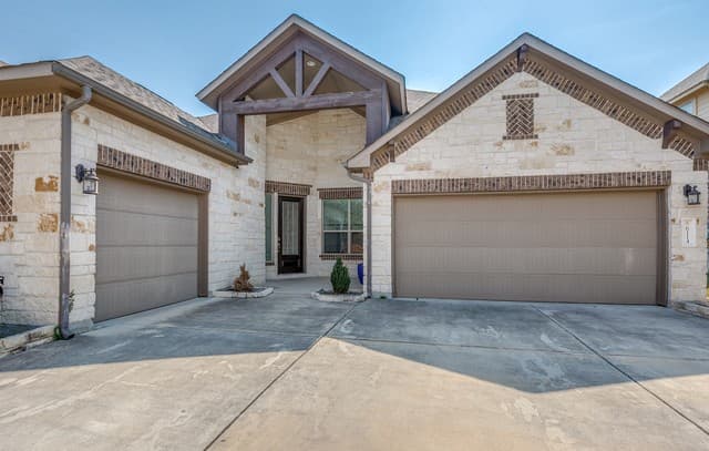 4-bedroom rental at 6114 Amber Rose in San Antonio, TX — photo 3