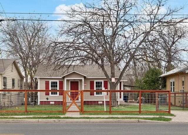3-bedroom rental at 2619 E Houston in San Antonio, TX — photo 2