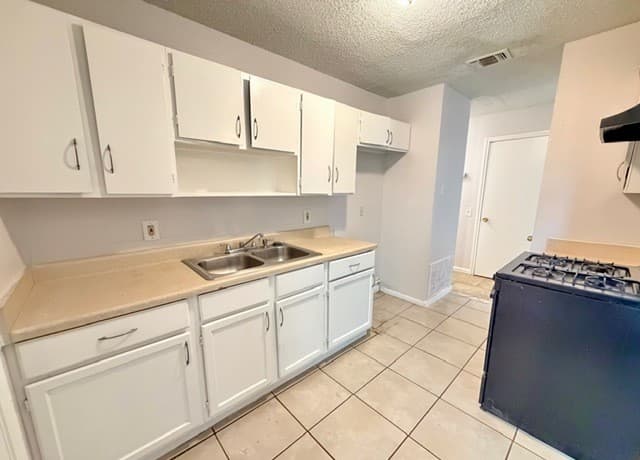 4-bedroom rental at 5523 Indian Desert St in San Antonio, TX — photo 4
