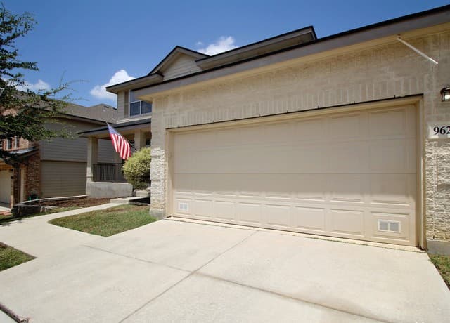 5-bedroom rental at 9627 Mediator Run in Converse, TX — photo 2