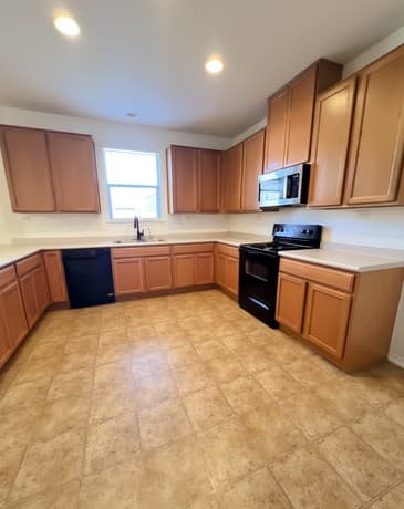 3-bedroom rental at 9927 Tampke Fls in San Antonio, TX — photo 4