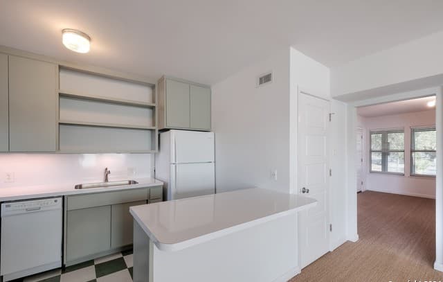 1-bedroom rental at 442 E Huisache Ave Unit D in San Antonio, TX — photo 5
